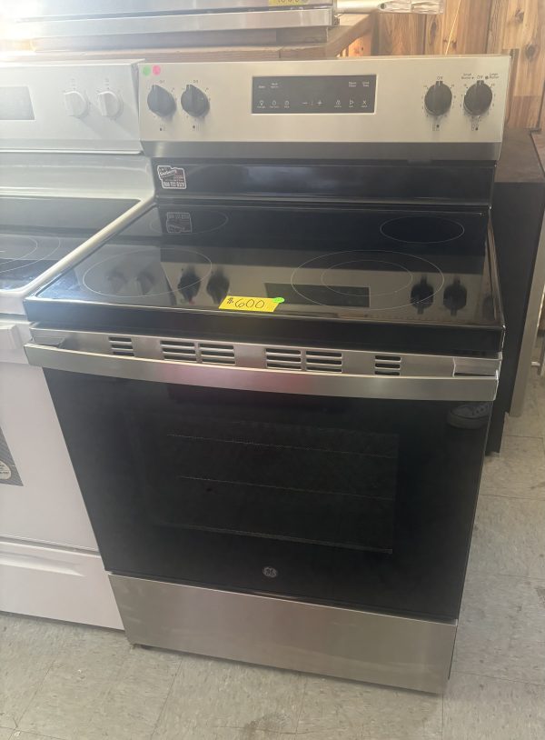 NEW scratch & dent GE 30" 4 Burner Electric Range (stove/oven) GRF400SVS1SS