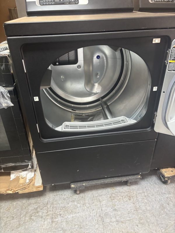 New Return- Scratch & dent Speed Queen Washer & Gas Dryer set - Image 3